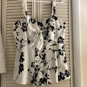 XL black and white stretch floral peplum top